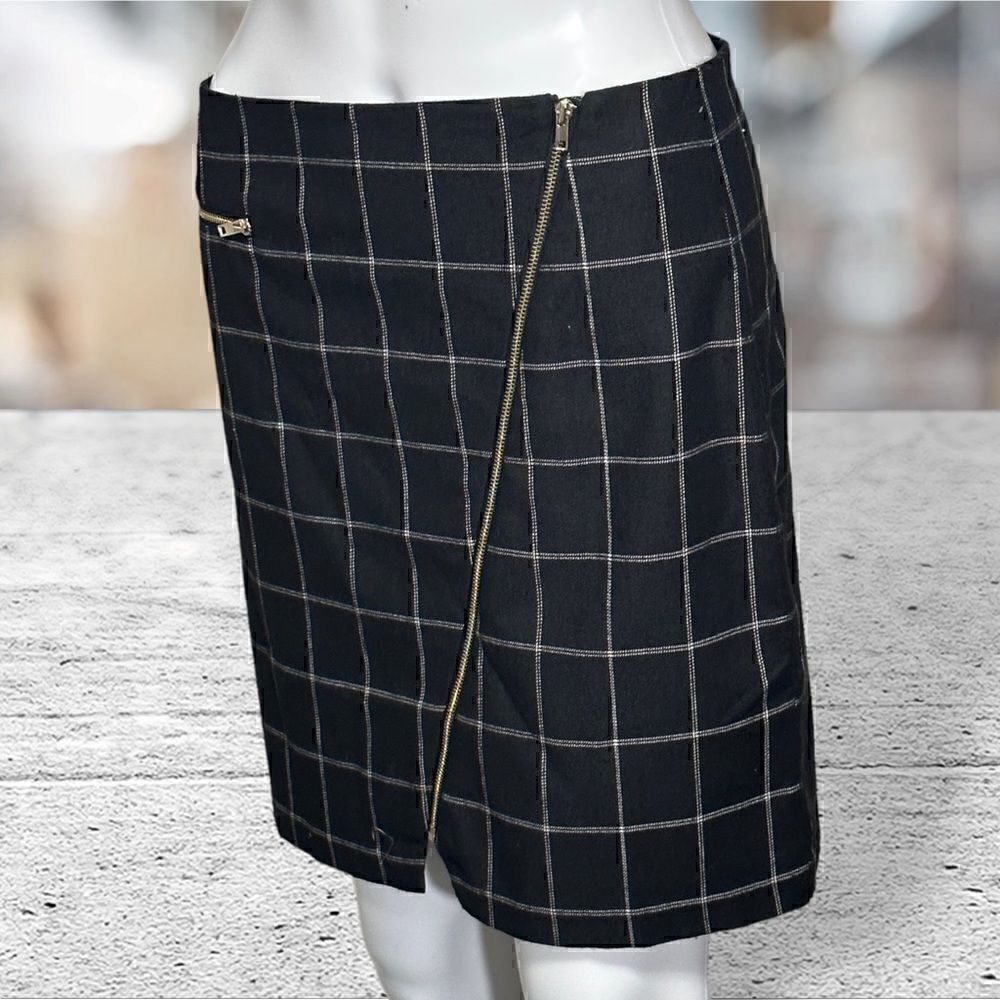 Romeo & Juliet Couture Zipper Accent Mini Skirt Size M - Picture 3 of 7